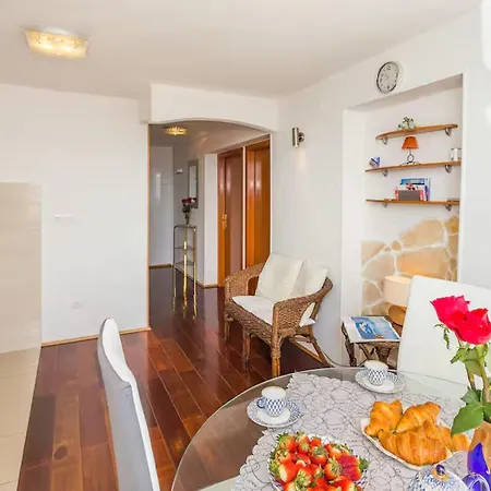 Sandy Steps Apartment Split